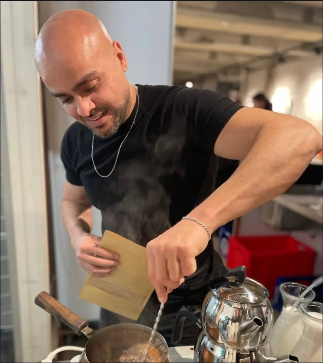 Zubereitung eines dampfenden Chaihut Drinks am Stand